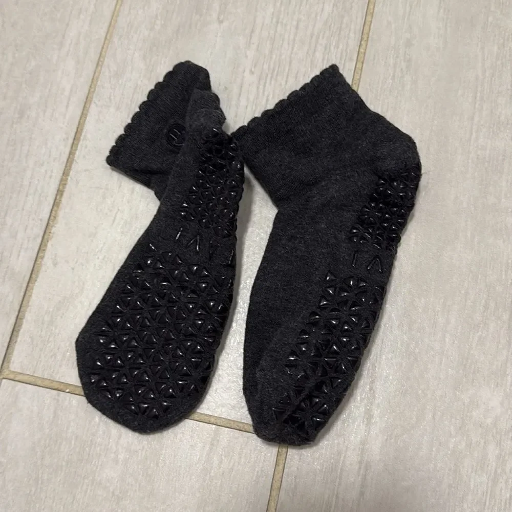 Tavi Grey grip socks